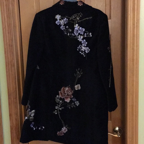 Beautiful embroidered coat 🖤 - Picture 2 of 3